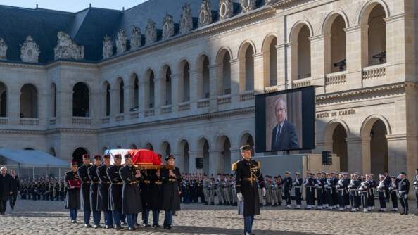 Les gardes républicains portent le cercueil de Jacques Delors.