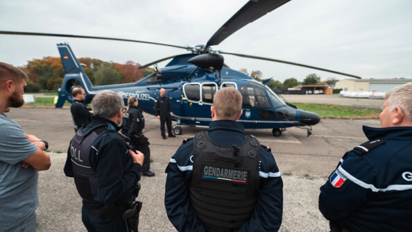 Un hélicoptère de la police fédérale allemande avant le décollage pour projeter des policiers allemands et des gendarmes sur des points de contrôle routier.