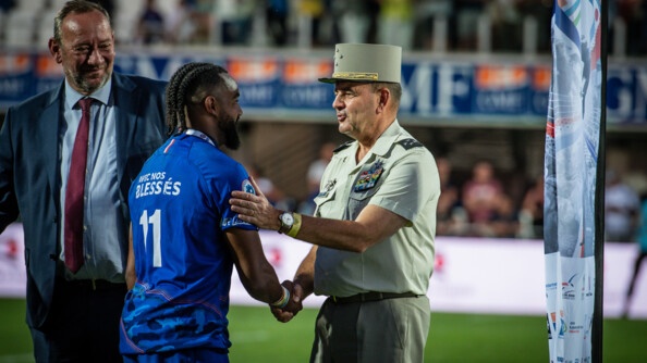 Remise des médailles à l'issue de la finale de la coupe du Monde militaire de rugby entre la France et Fidji, le 10 septembre à Vannes, dans le Morbihan.