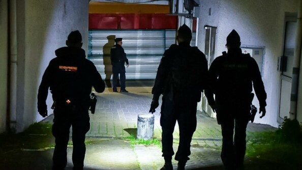 Patrouille de nuit de quatre gendarmes dans le cadre de l'opération place nette dans le Morbihan.