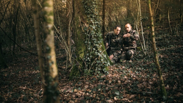 Deux gendarmes en treillis se postent dans les bois