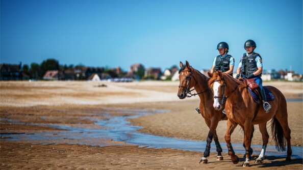 Deux gendarmes à cheval sur la plage en mission de sécurisation.