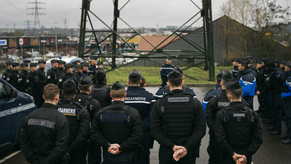 Une quarantaine de gendarmes mobiles et départementaux alignés pour recevoir le briefing