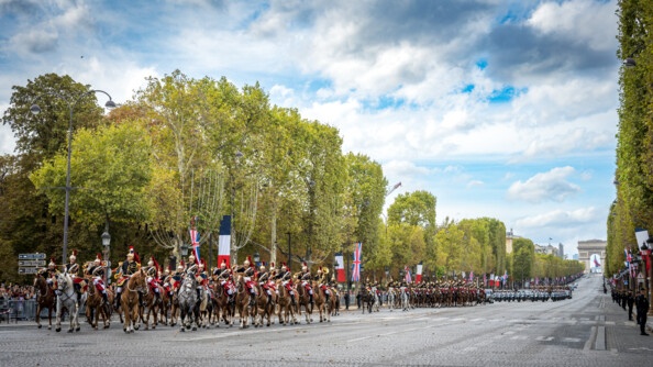Les chevaux du régiment de cavalerie de la Garde républicaine escortant le convoi royal et présidentiel sur les Champs Elysées