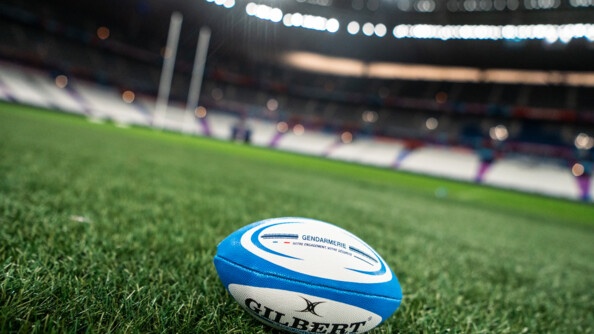 Ballon de rugby aux couleurs de la gendarmerie nationale posé sur la pelouse du Stade de France.