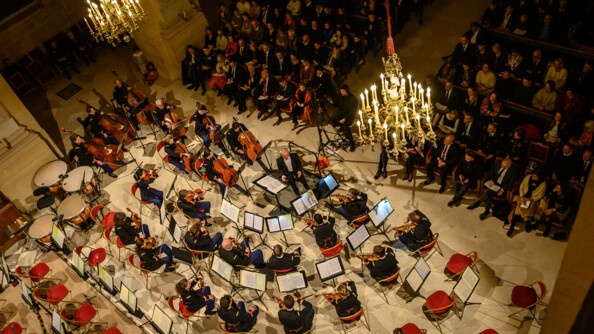 Vue de haut des musiciens de l'orchestre de la Garde républicaine dans la cathédrale Saint-Louis aux Invalides à Paris