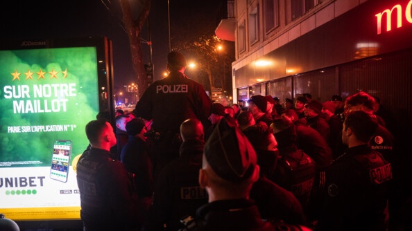 Un policier fédéral allemand de l'Unité opérationnelle franco-allemande (UOFA) au milieu d'un groupe dans une rue aux abords du Parc des Princes, à Paris, dans le cadre de la mission de sécurisation du match de Ligue des Champions PSG - Bayern Munich, le 14 février 2023.