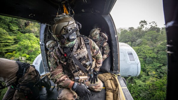 Militaire de l'AGIGN en attente dans la soute de l'hélicoptère Puma.
