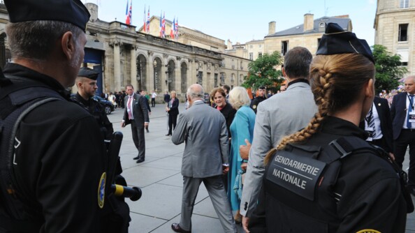 Sécurisation par des gendarmes mobiles de l'arrivée du monarque britannique à Bordeaux.