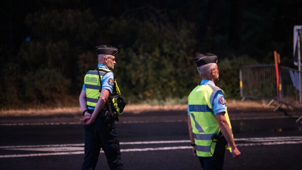 Deux gendarmes réservistes marchent vers un point fixe