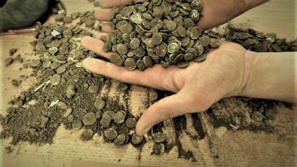 Plus de 2000 monnaies gauloises en argent déterrées par des détectoristes lors de fouilles illégales.