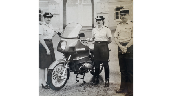 Image d'un article de presse du 17 juillet 1984 sur les premières femmes en gendarmerie à Tours. Sur la photo, Isabelle Riquet, à gauche, et Josiane Mary, à droite, entourent une moto de la gendarmerie.