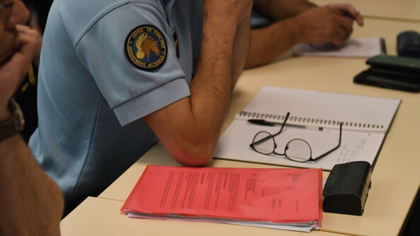 Prise de notes d'un gendarme lors de la formation