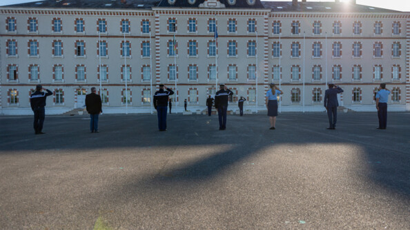 Respect des distanciations lors de la levée des couleurs à l’école des officiers de la gendarmerie nationale, à Melun.