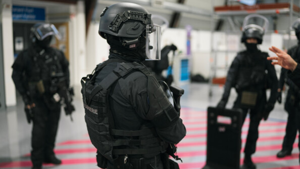 Photo en couleur d'un gendarme entrain d'échanger avec son chef lors du point de fin d'exercice.