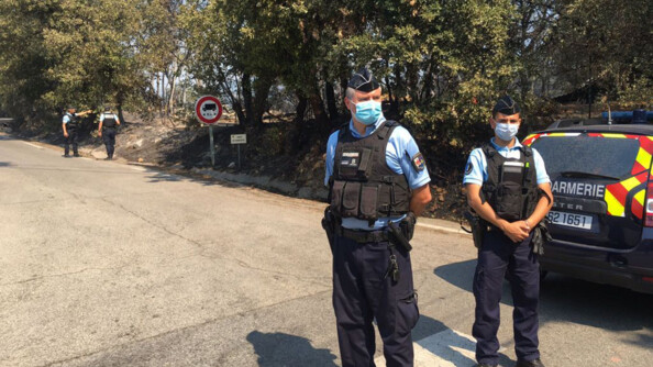 Les gendarmes de la Compagnie de gendarmerie départementale de Gassin-Saint-Tropez assurent les évacuation de personnes et la fluidification de la circulation.
