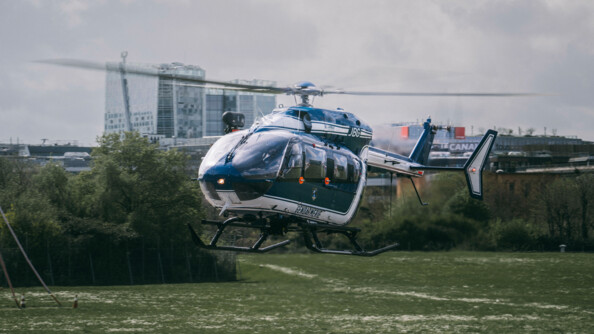 Hélicoptère de la gendarmerie en phase de décollage.
