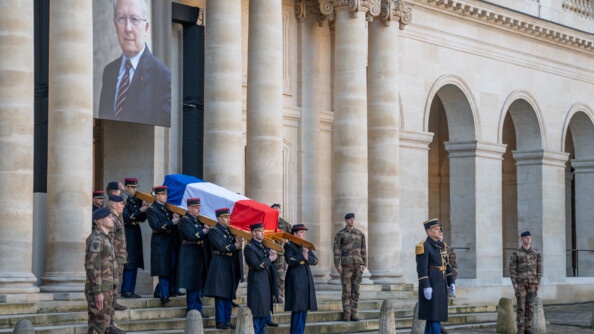 Les gardes républicains portent le cercueil de Jacques Delors