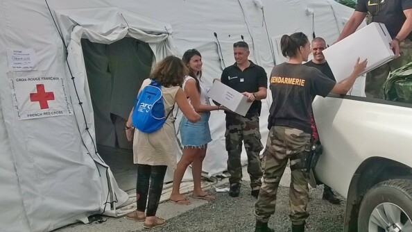 militaires de Mont-de-Marsan procédant à la distribution de produits d'hygiène