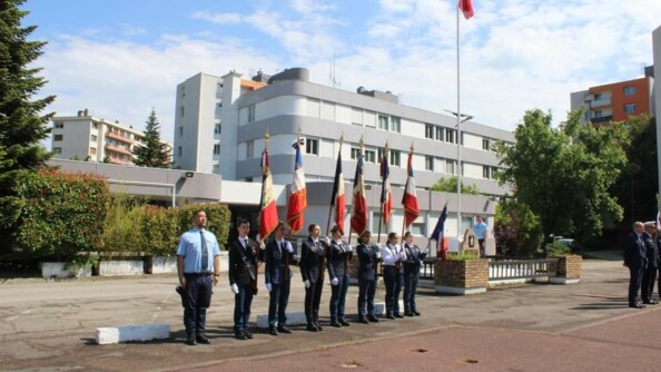 Les cadets portes drapeaux alignés sur la place d'arme.