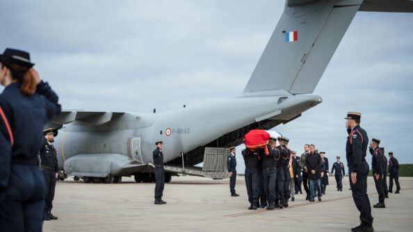 Arrivée  du cercueil du major Arnaud Blanc, en provenance de Guyane, à l'aéroport de Vélizy-Villacoublay.