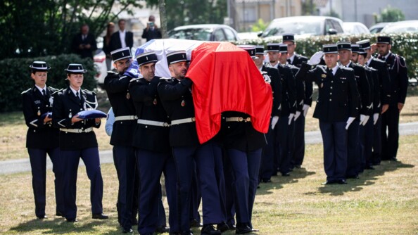 Le cercueil de la gendarme Mélanie Lemée, promue au grade de major à titre posthume, est transporté au centre de la cour de la caserne Battesti.