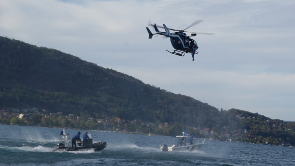 Sur le lac, les deux bateaux de la gendarmerie partent se mettre en place.