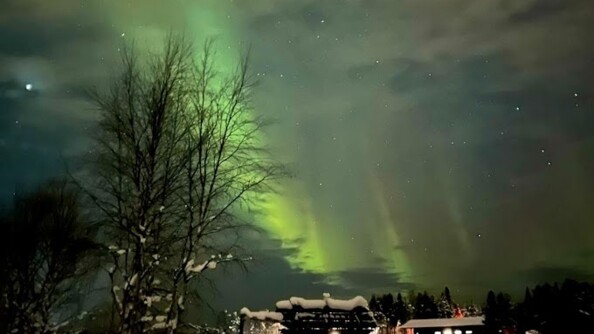 Une aurore boréale dans la nuit de la Laponie.