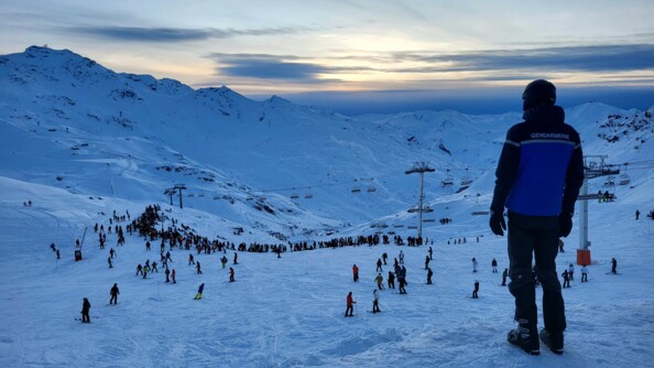 Un gendarme surveille les pistes de ski à quelques heures seulement de la soirée du nouvel an.