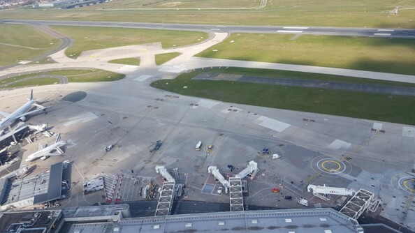 Fermé au trafic aérien, l'aéroport d'Orly s'est transformé en base d'évacuation d'urgence des malades du COVID-19.