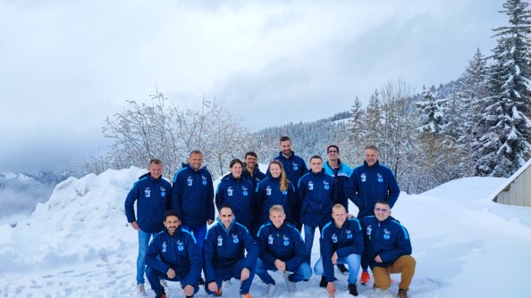 L'équipe de la gendarmerie de la course du coeur 2023 pose à l'arrivée dans les Alpes, le 26 mars.