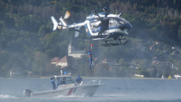 Sur le lac d'Annecy, un gendarme se fait hélitreuillé.