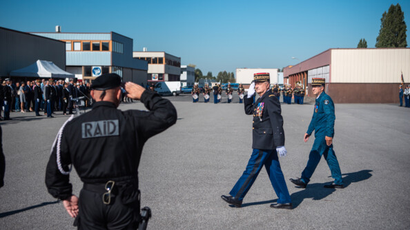 Policier du RAID de dos au premier plan saluant le général Christain Rodriguez, directeur général de la gendarmerie nationale.