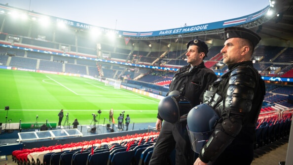 Binôme de l'Unité opérationnelle franco-allemande (UOFA) composé d'un gendarme et d'un policier fédéral allemand dans l'enceinte du Parc des Princes, à Paris, avant le match PSG - Bayern en ligue des Champions, le 14 février 2023.