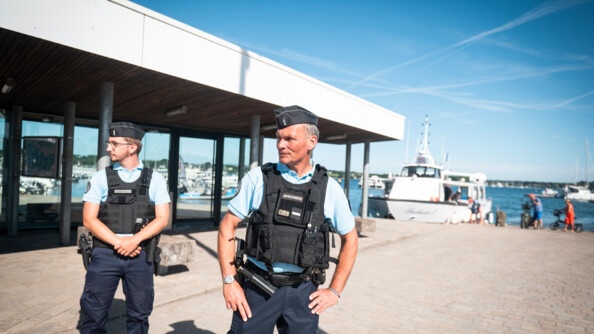Patrouille à pied de deux gendarmes du poste provisoire sur le port de l'Île aux Moines.