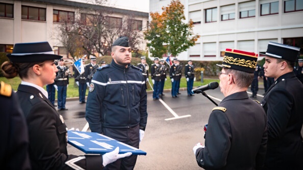 Remise de médaille par le major général de la gendarmerie à un militaire de la GARM.