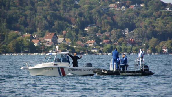 Deux vedettes de la gendarmerie sur le lac d'Annecy. A bord, des instructeurs et des plongeurs qui se préparent à débuter l'exercice.