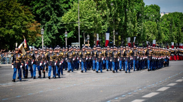 La promotion de l'EOGN, Connétable de France Bertrand du Guesclin défile sur les Champs-ELysées