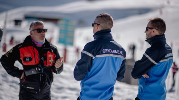 Les gendarmes mobiles échangent avec le responsable de la sécurité des pistes du domaine skiable de Piau-Engaly.