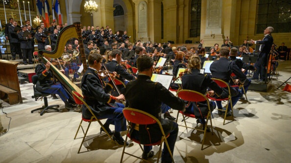 Vue de dos des musiciens de l'orchestre de la Garde républicaine et vue de face du choeur de l'armée française, dans la cathédrale Saint-Louis aux Invalides à Paris