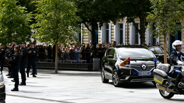 Des gendarmes mobiles sécurisent le passage de la voiture royale.