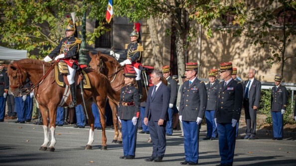 A gauche , l'un derrière l'autre, deux cavaliers de la Garde républicaine. A droite de l'image, trois généraux de gendarmerie et un civil