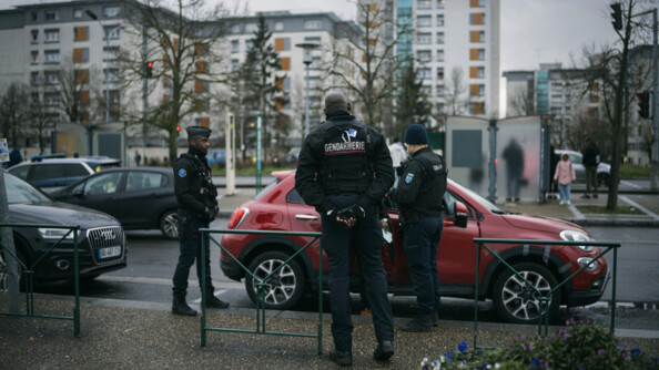 Trois gendarmes procèdent au contrôle d'un conducteur de véhicule