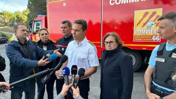 Conférence de presse avec des micros tendus aux pompiers et aux gendarmes engagés dans la lutte contre l'incendie du 16 avril dans les Pyrénées-Orientales.