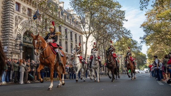 Le régiment de cavalerie de Garde républicaine défilant dans les rues de Paris en grande tenue