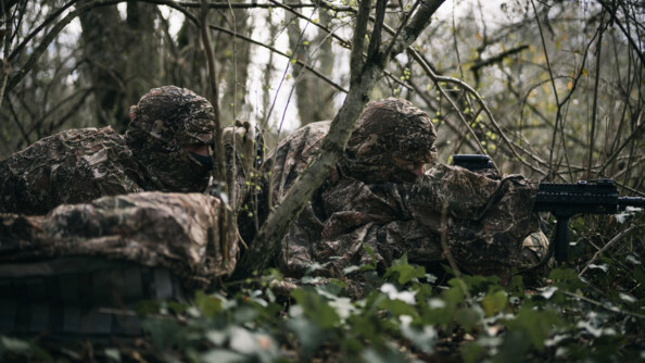 Deux militaires camouflés dans les bois