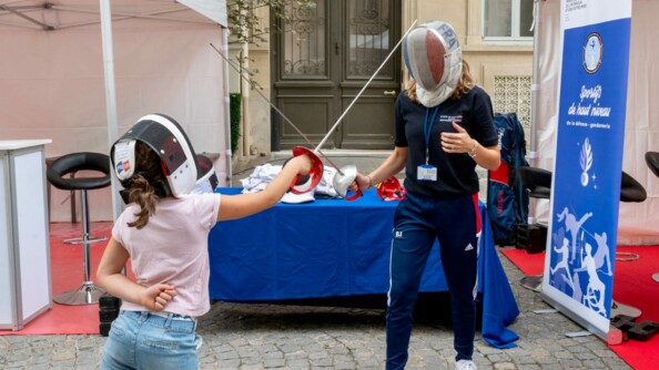 Une jeune fille s'essaye à l'escrime avec une sportive de haut niveau de la Défense - gendarmerie.