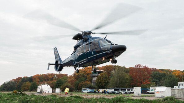 Un hélicoptère de la police fédérale allemande décolle pour projeter des policiers et des gendarmes sur des points de contrpole routier.