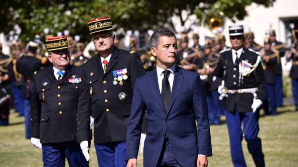 Le ministre de l'Intérieur, Gérald Darmanin, suivi du général d'armée Christian Rodriguez, directeur général de la gendarmerie nationale, et du général de corps d'armée Jean-Pierre Michel, commandant de la Région de gendarmerie d’Aquitaine.
