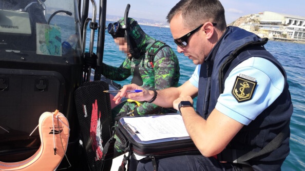 Verbalisation d'un nageur en mer par la brigade de surveillance du littoral de la gendarmerie maritime au large de Marseille.